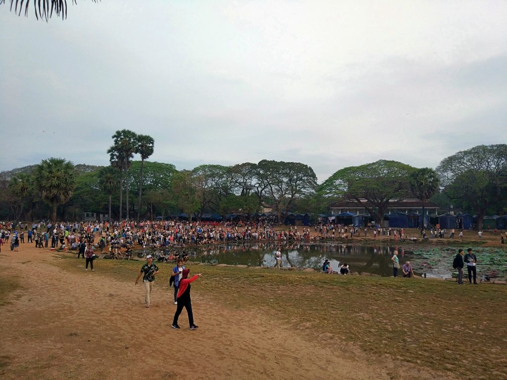 Gentio esperando el amanecer en Angkor Wat